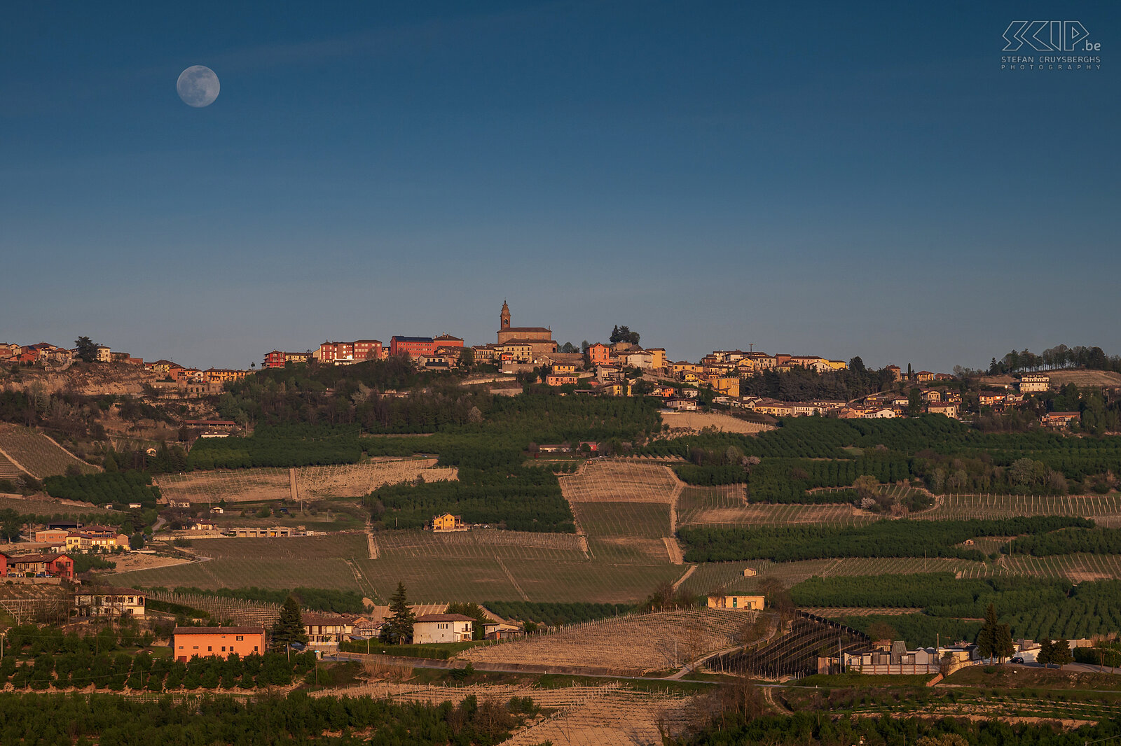 Diano d'Alba - Full moon Full moon over the beautiful village of Diano d'Alba in the Langhe Roero Monferrato region Stefan Cruysberghs